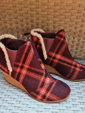 TOMS Kelsey Wedge Bootie Plaid Red & Black Wedge Ankle Booties  Sherpa Collar
